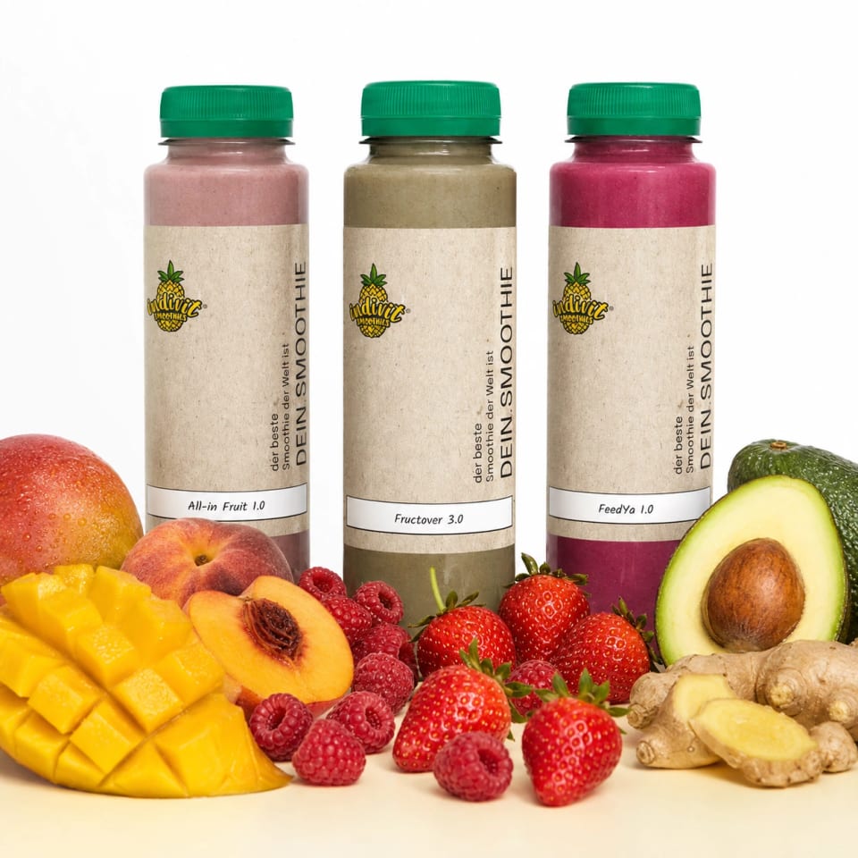 Smoothies mit Bio-Zutaten und frische Zutaten für eine vorbereitete Fastenkur